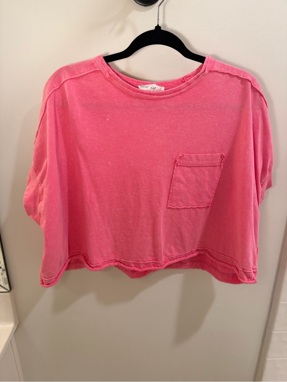 Vintage-Wash Cropped Pocket Tee in Bright Pink